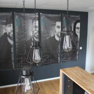 Werbeplakate vom Tattoostudio im Eingangsbereich