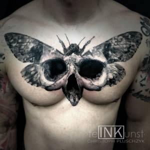 Cover up fotorealistischer Falter/Skull