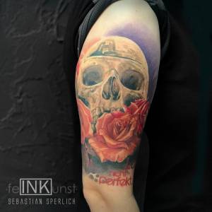 Farbiges Skull und Rosentattoo